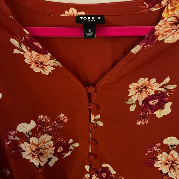 TORRID Harper Floral Georgette Button Loop Roll Tab Sleeve V Neck Blouse 2X - Picture 3 of 4